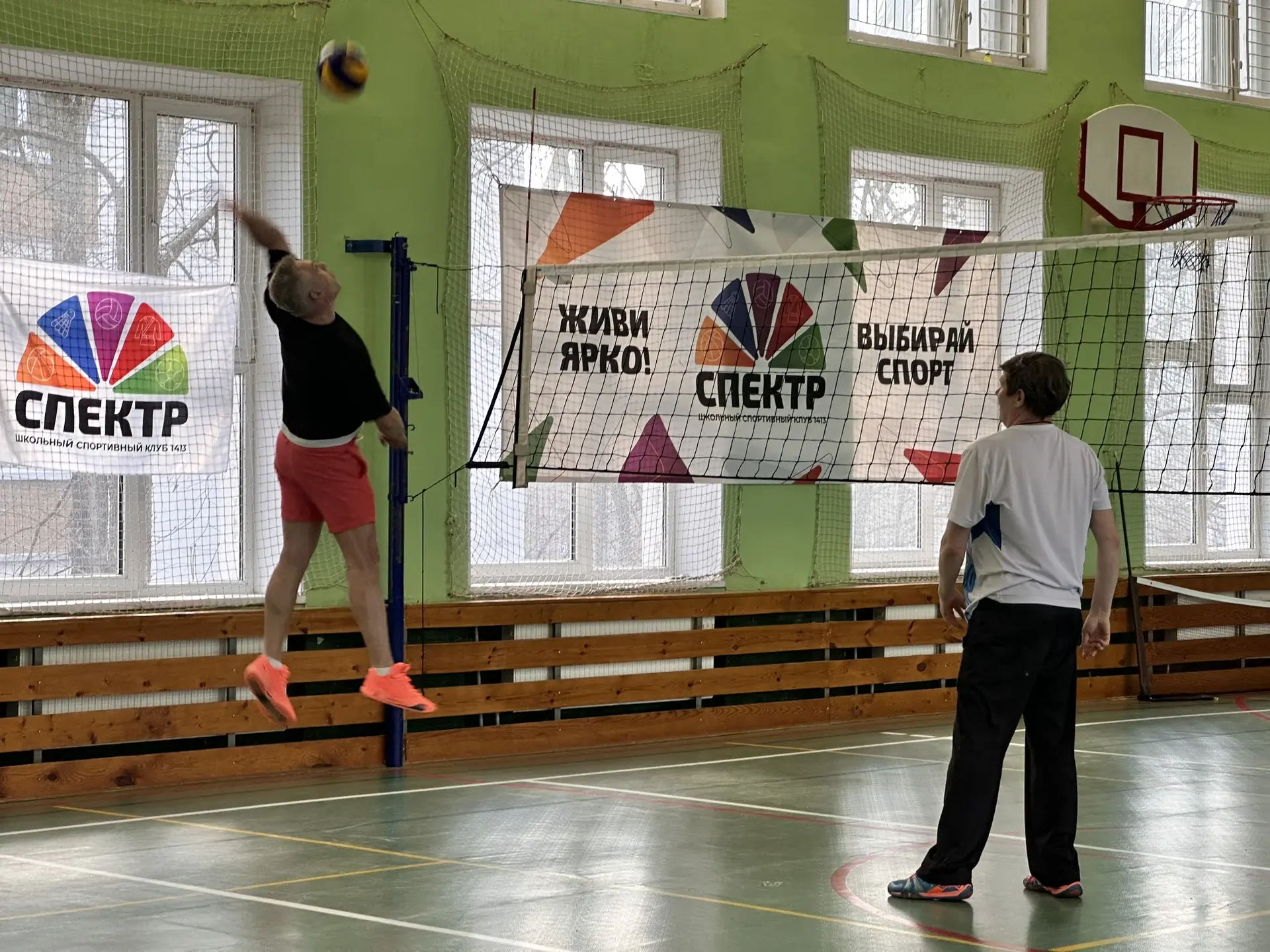 🏐 Ученики vs Учителя: матч-реванш, который снова пошёл не по плану 😄  В нашей школе состоялся традиц