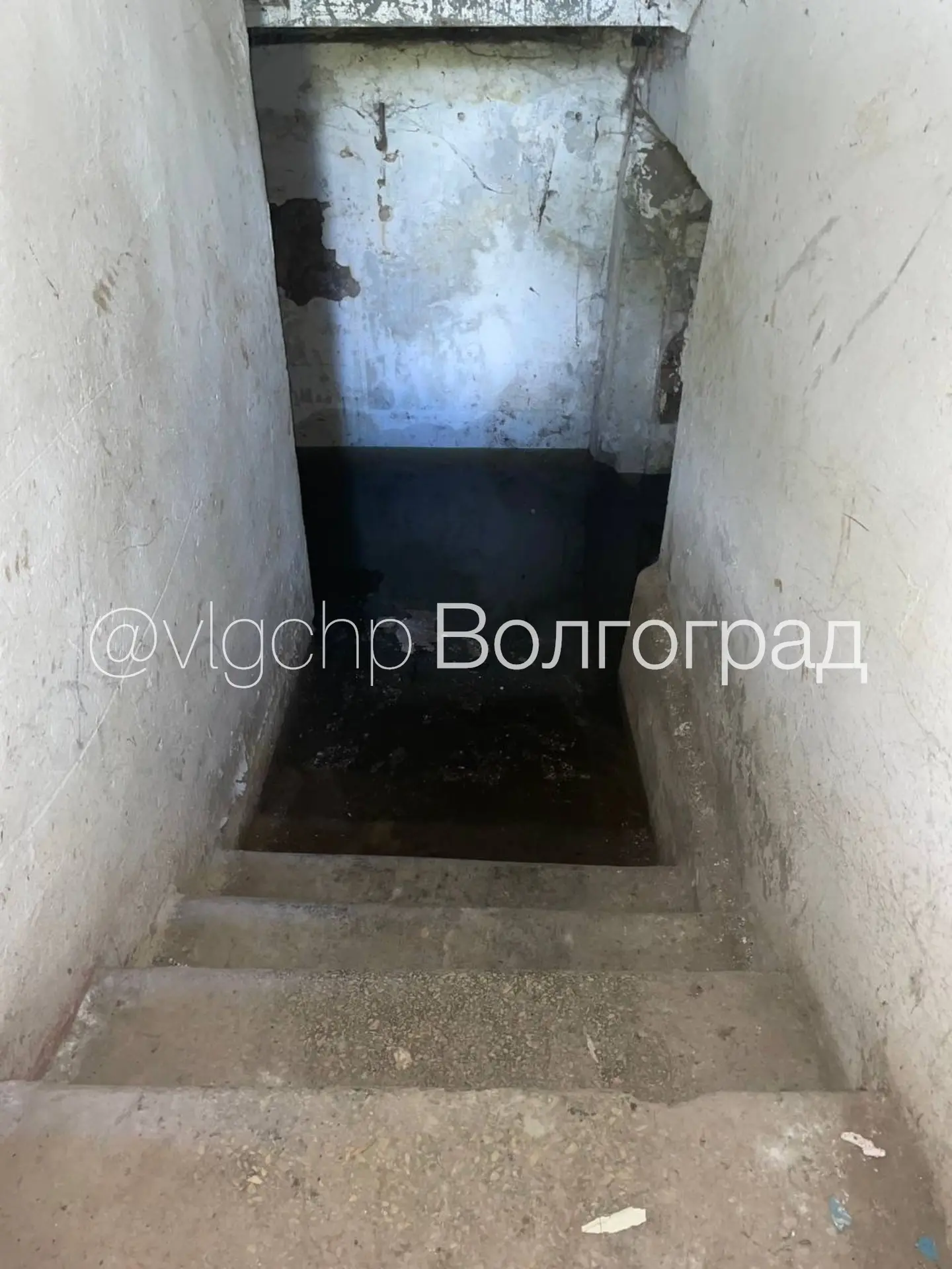 В Северном городке Волгограда жители дома №2 второй день жалуются на затопленный подвал.
