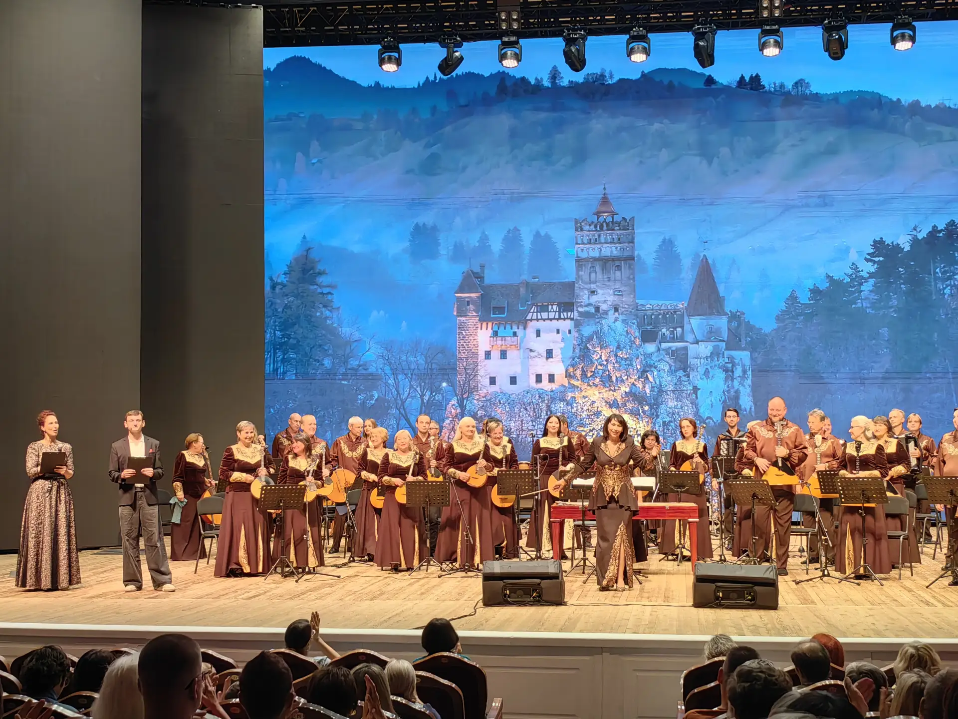 🎼На первом же после каникул концерте музыканты Оркестра им.Н.Калинина провели зрителей...
