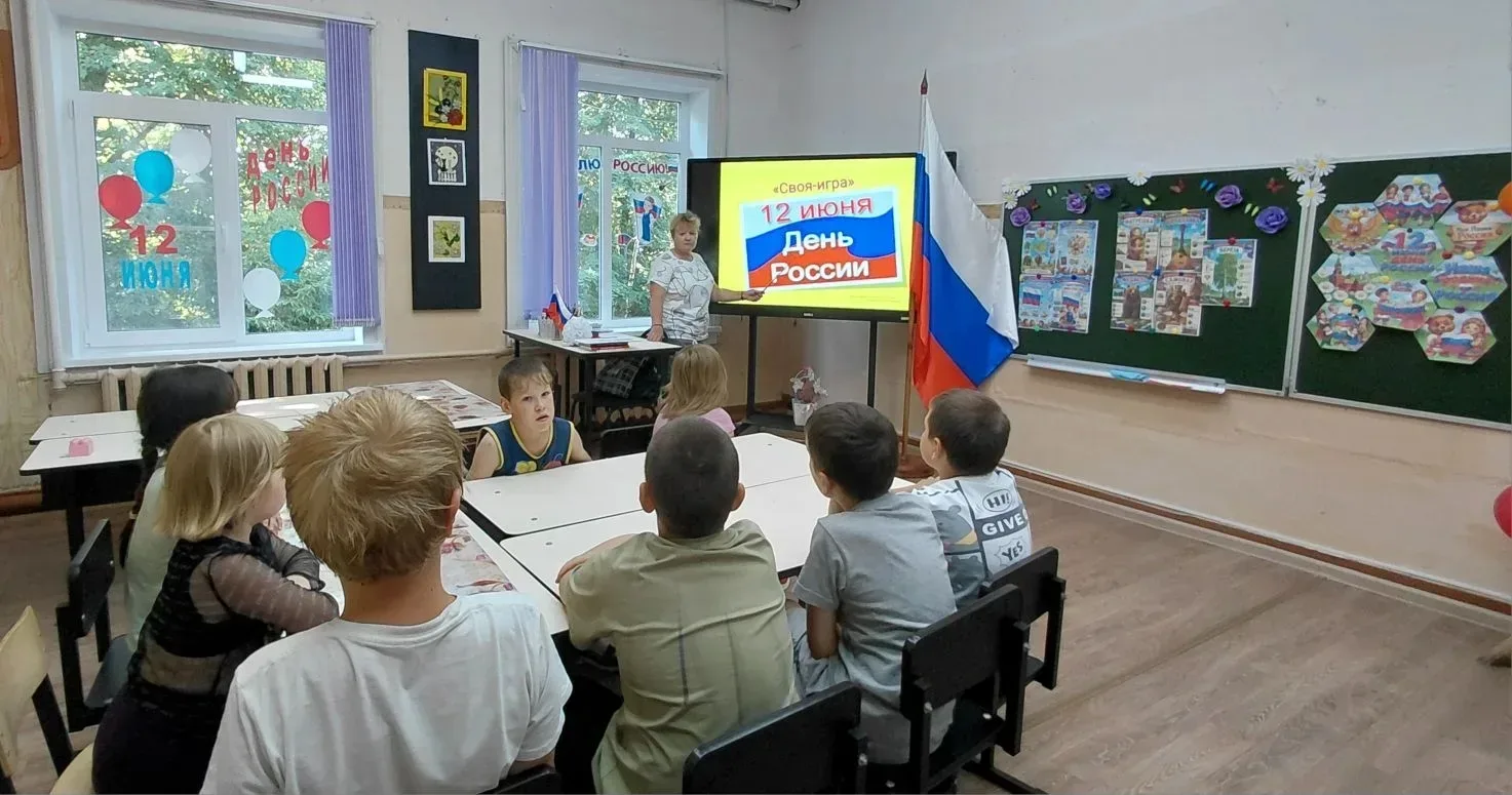 👫В нашем пришкольном лагере пролетел ещё один насыщенный день! 🇷🇺Сегодня мы говорили о России, о 