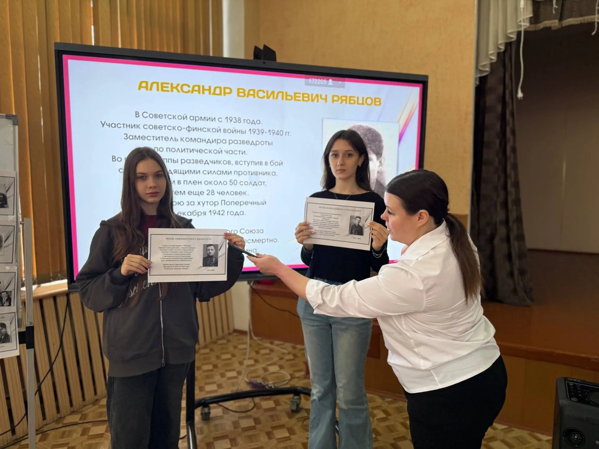 Галерея портретов «Герои народов: защитники Сталинграда» По инициативе советника директора по воспит