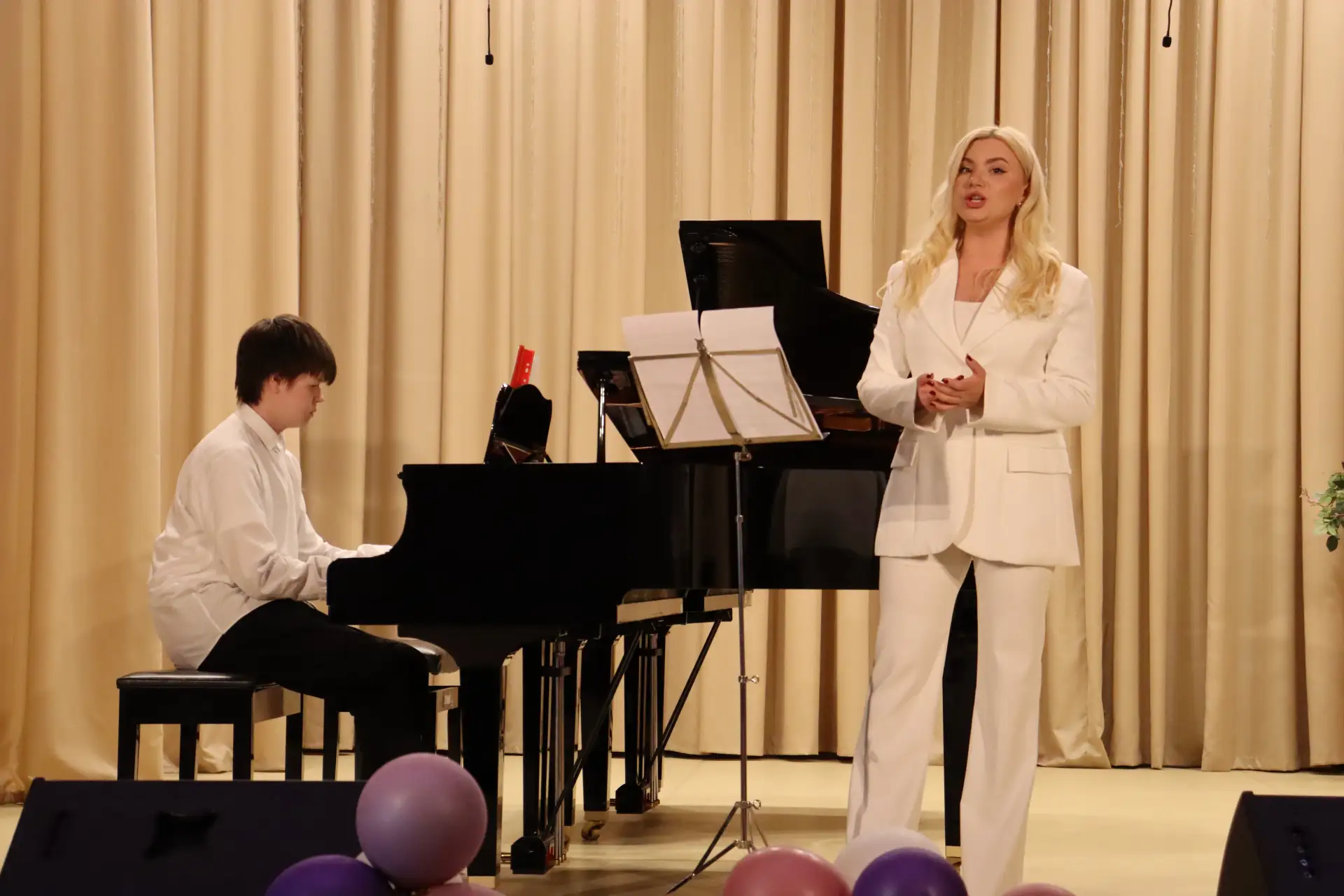 🎼ГАРМОНИЯ В ДУЭТЕ: КОНЦЕРТ АНСАМБЛЕВОЙ МУЗЫКИ  🎹

19 мая в концертном зале школы состоялся традици