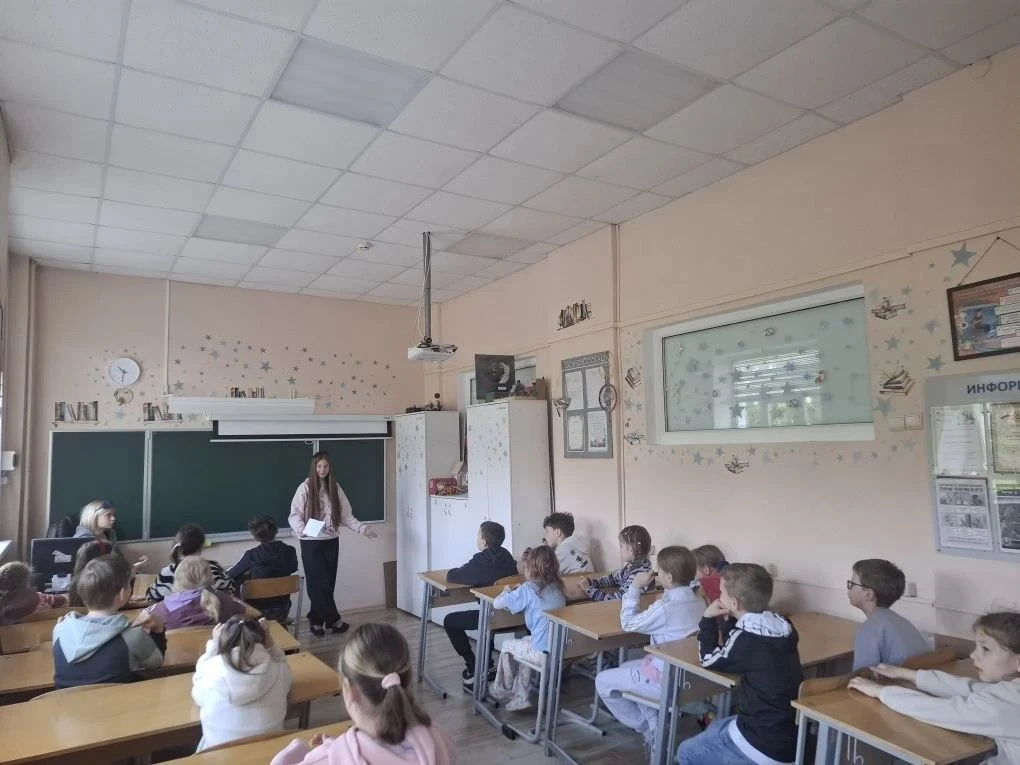 Сегодня наши дети лагеря «Солнышко» совместно с вожатыми лагеря «Десяточка» активно про...