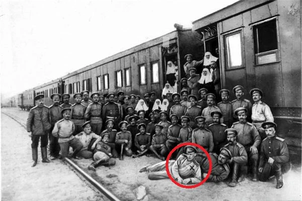 На фото - Сергей Есенин в период Первой мировой войны. В 1916 году, уже будучи популярным поэтом, он