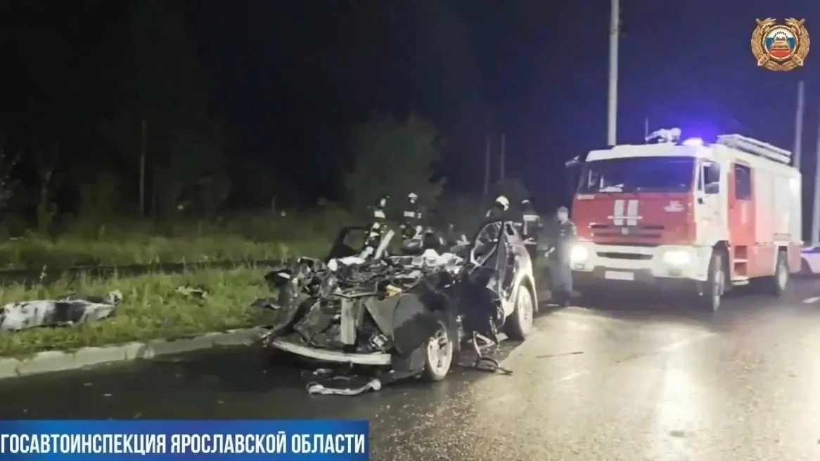 ❗️Под Ярославлем водитель на полной скорости въехал в припаркованную фуру и погиб
