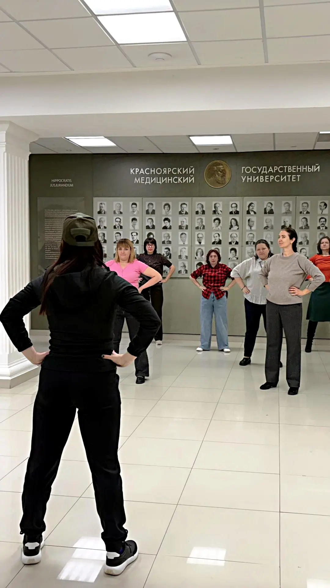 Старт дан! 💪  Теперь у нас есть отличная привычка – каждый рабочий день в 11:00 собираемся в холле в