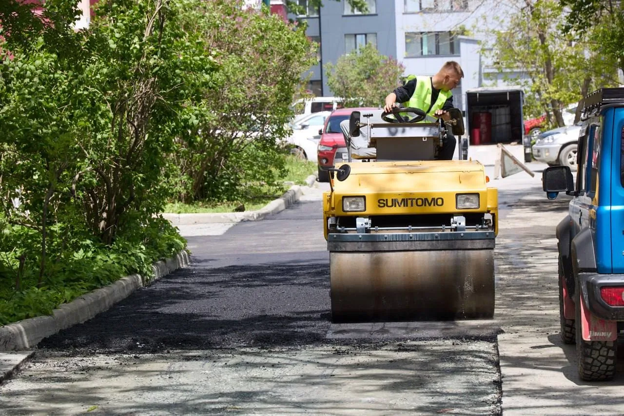 В Южно-Сахалинске раньше намеченного срока завершили текущий ремонт дворов. В общей сложности в поря