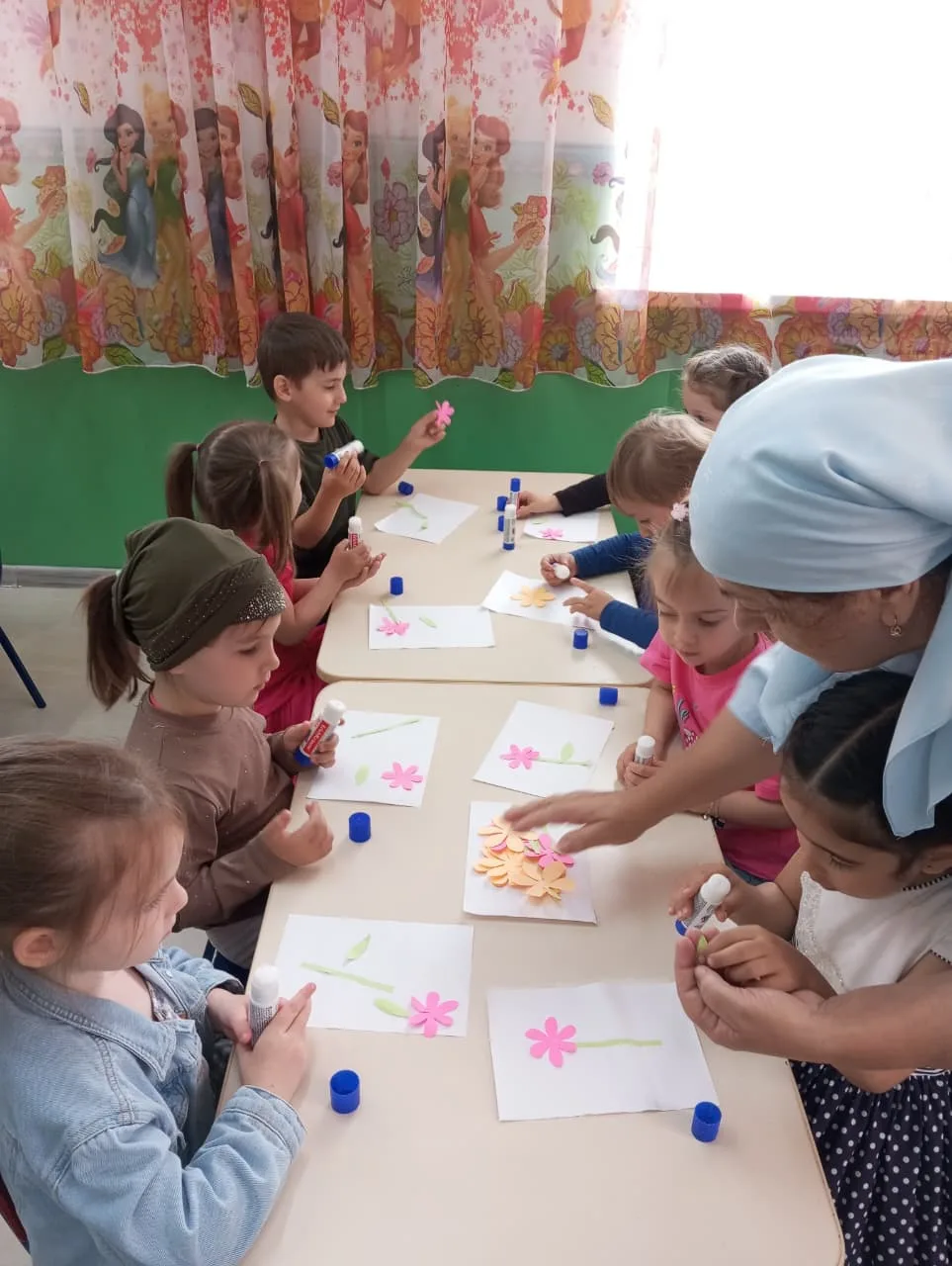 В детском саду дети учатся дружбе, доброте и взаимопомощи 🤝💛
На занятиях они поддерживают друг дру