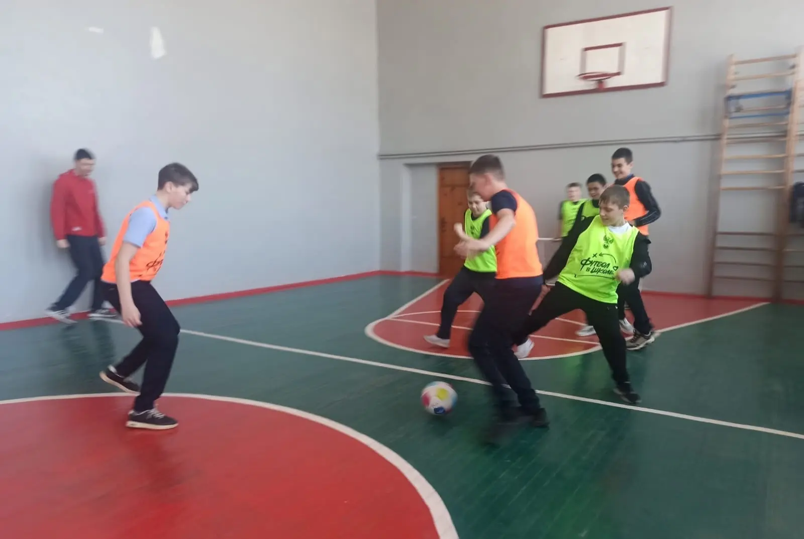 ⚽️ «Все на футбол» — было громко, весело и по-спортивному!  В рамках фестиваля «Футбол в школе» в МБ