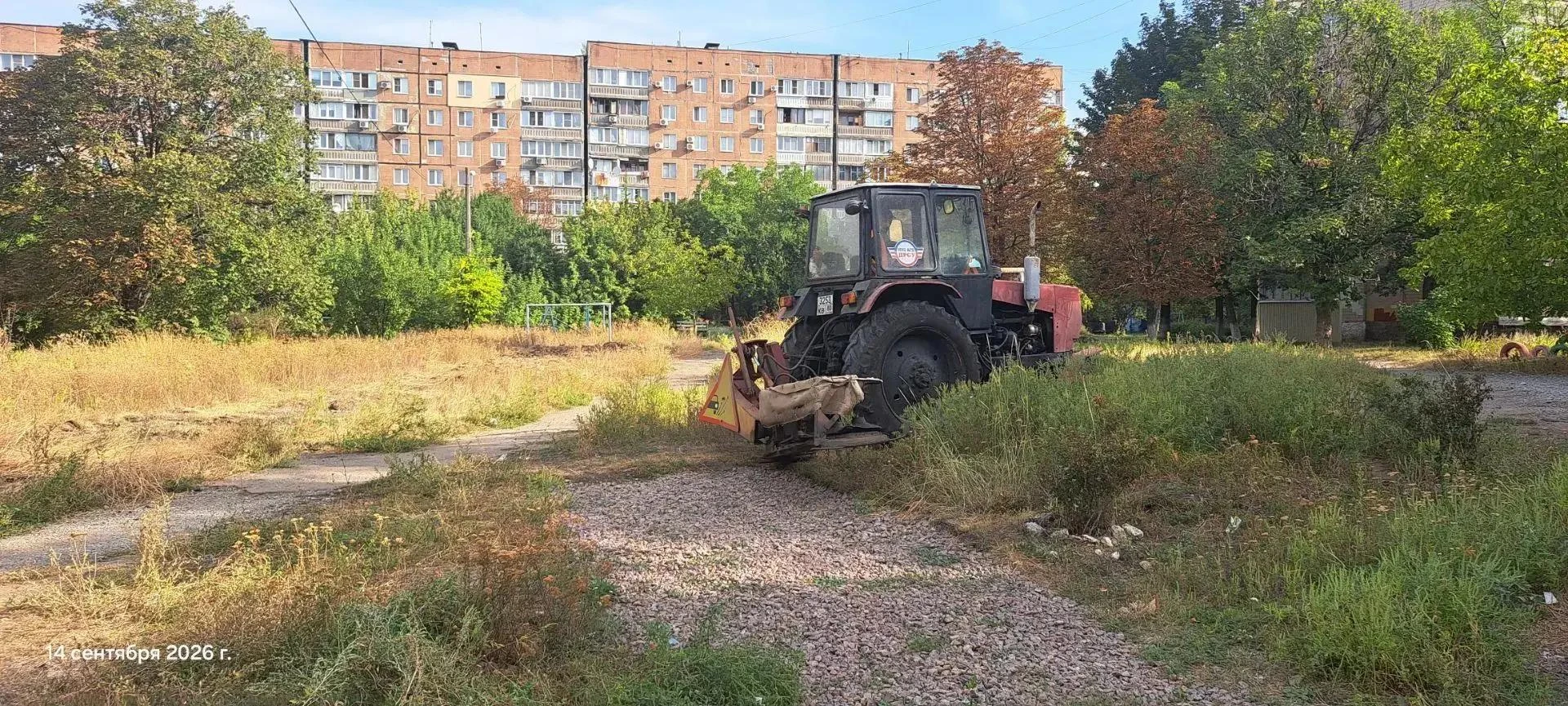 Сегодня ведутся работы по покосу травы на ул. Щетинина и ул. Апрельская.