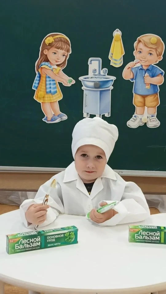 В день медицинского работника воспитанники младших групп знакомятся с профессией врача, проигрывая в