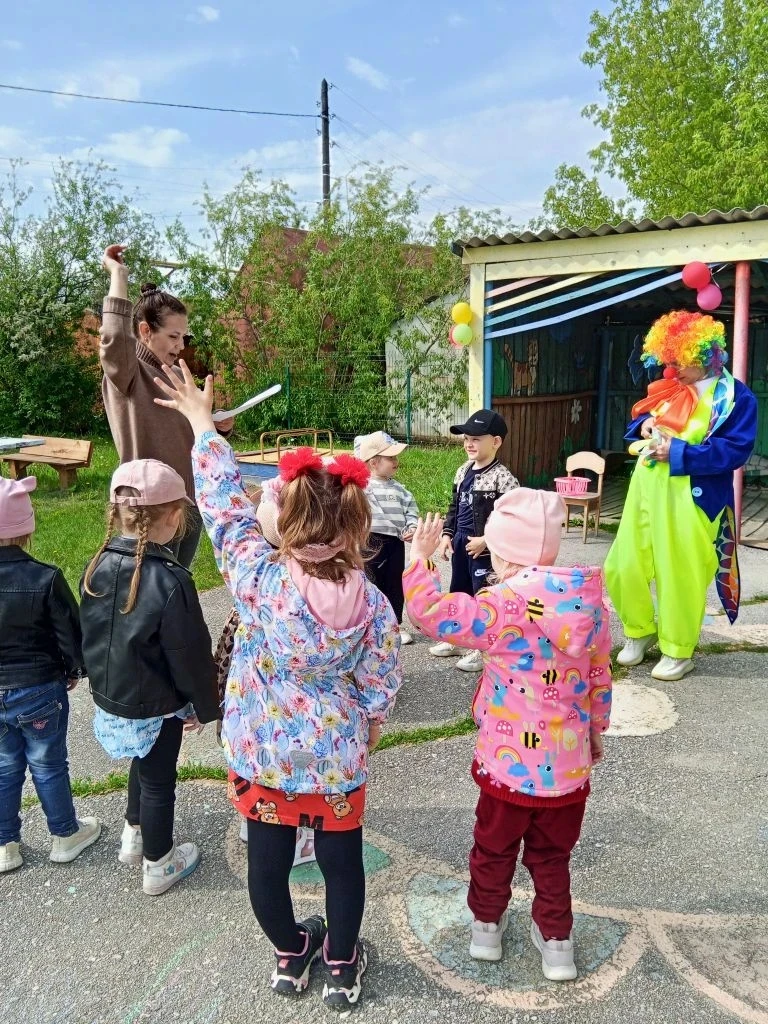 В разновозрастной группе младшего возраста был проведён игровой квест, ко Дню защиты детей. Это шумн