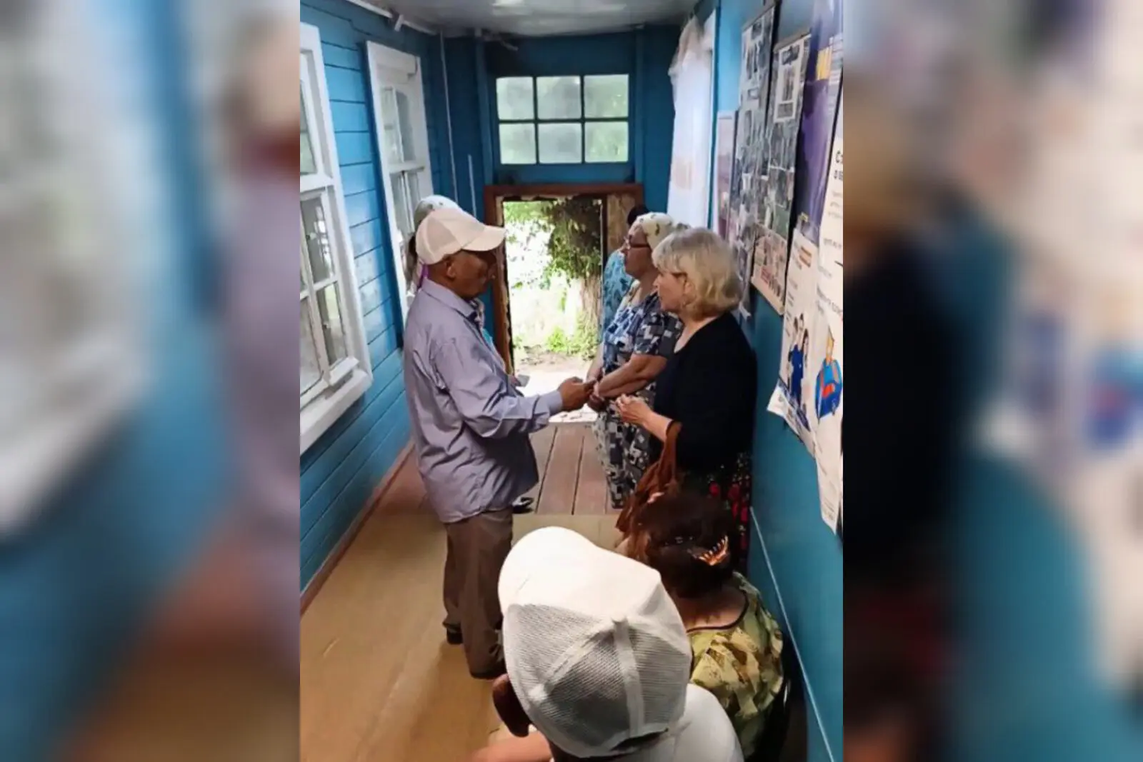 Пришел к 7 утра и оказался 13-м в очереди: жители астраханских сел возмущены работой почты

Жители с