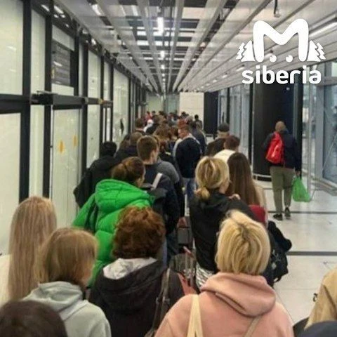 Очереди на регистрацию в Толмачёво растянулись за пределы аэропорта — люди стоят на ули...