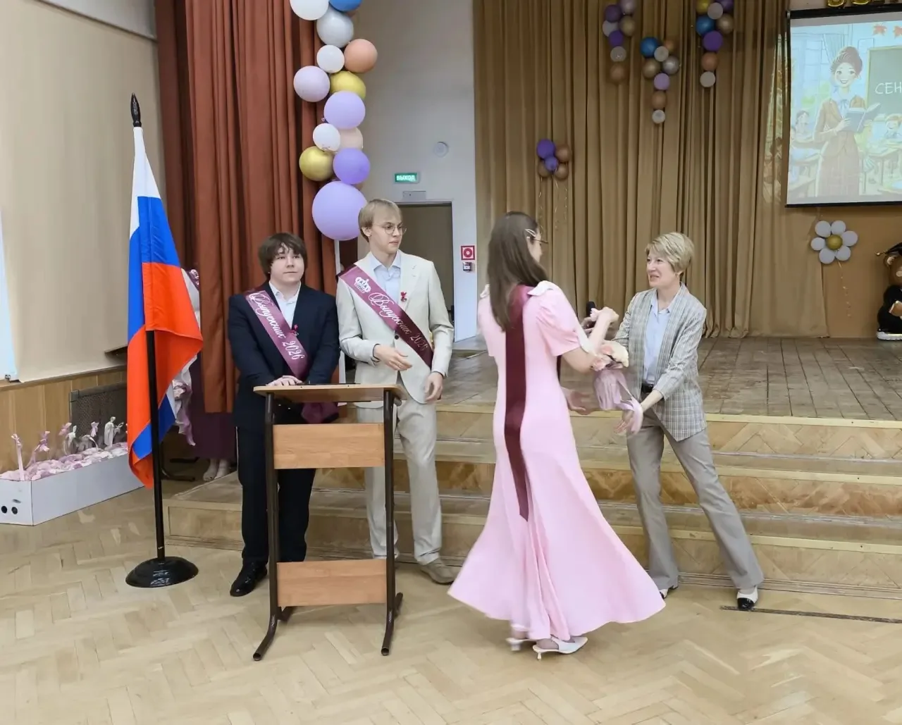 🔔ПОСЛЕДНИЙ ЗВОНОК НА ВРАЧЕБНОМ — ФЕЙЕРВЕРК ЭМОЦИЙ!   Для 11 «А» в корпусе на Врачебном, дом 12 прозв