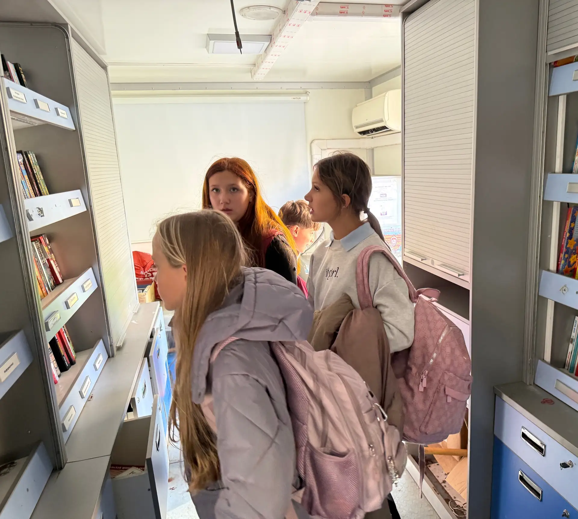 📚 Библиотека на колесах приедет в поселок Крупской 15 сентября