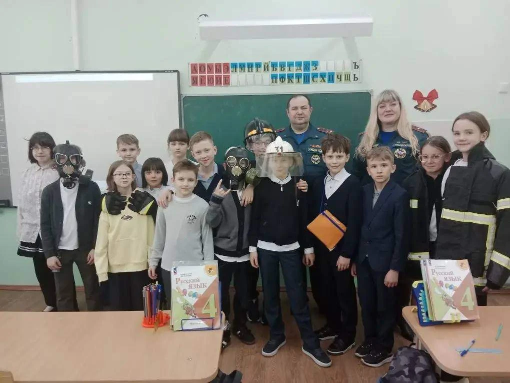 🤝 Безопасность в действии: открытые уроки для младших классов  👀 Перед каникулами в школьном здании 