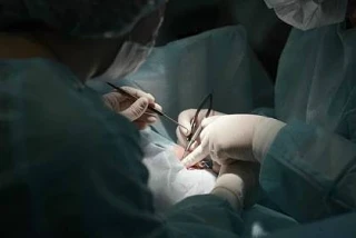 Мужчина нанес матери двоих девочек удары ножом в шею, грудь и живот 
 
Сергей и Елена встречались с 