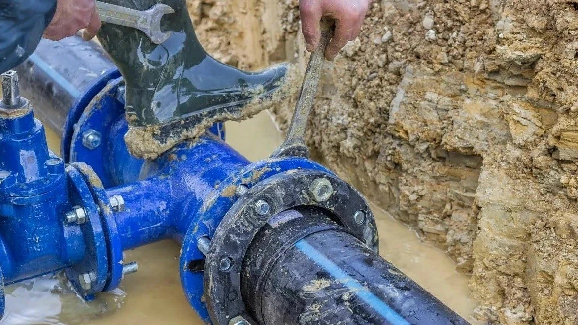 🚰 Водопровод на Октябрьской и Псковской отремонтируют по решению суда.