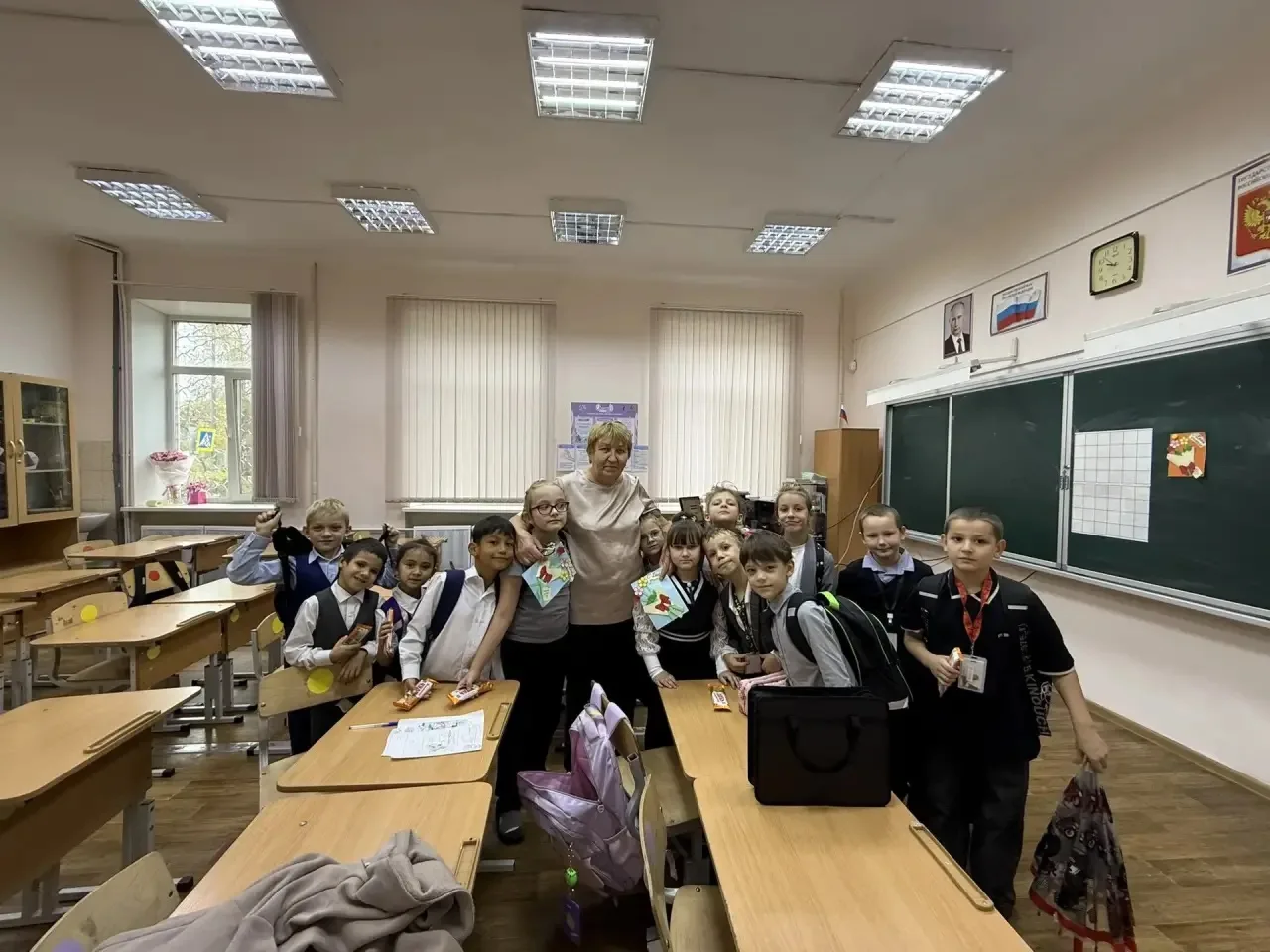 Маленькие ураганчики с клеем и улыбками