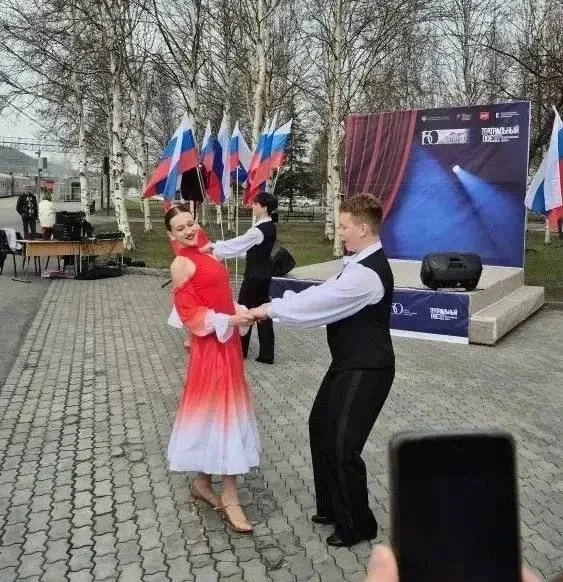 «Театральный поезд» прибыл в столицу БАМа  Сегодня на перроне вокзала Тынды торжественно встретили у