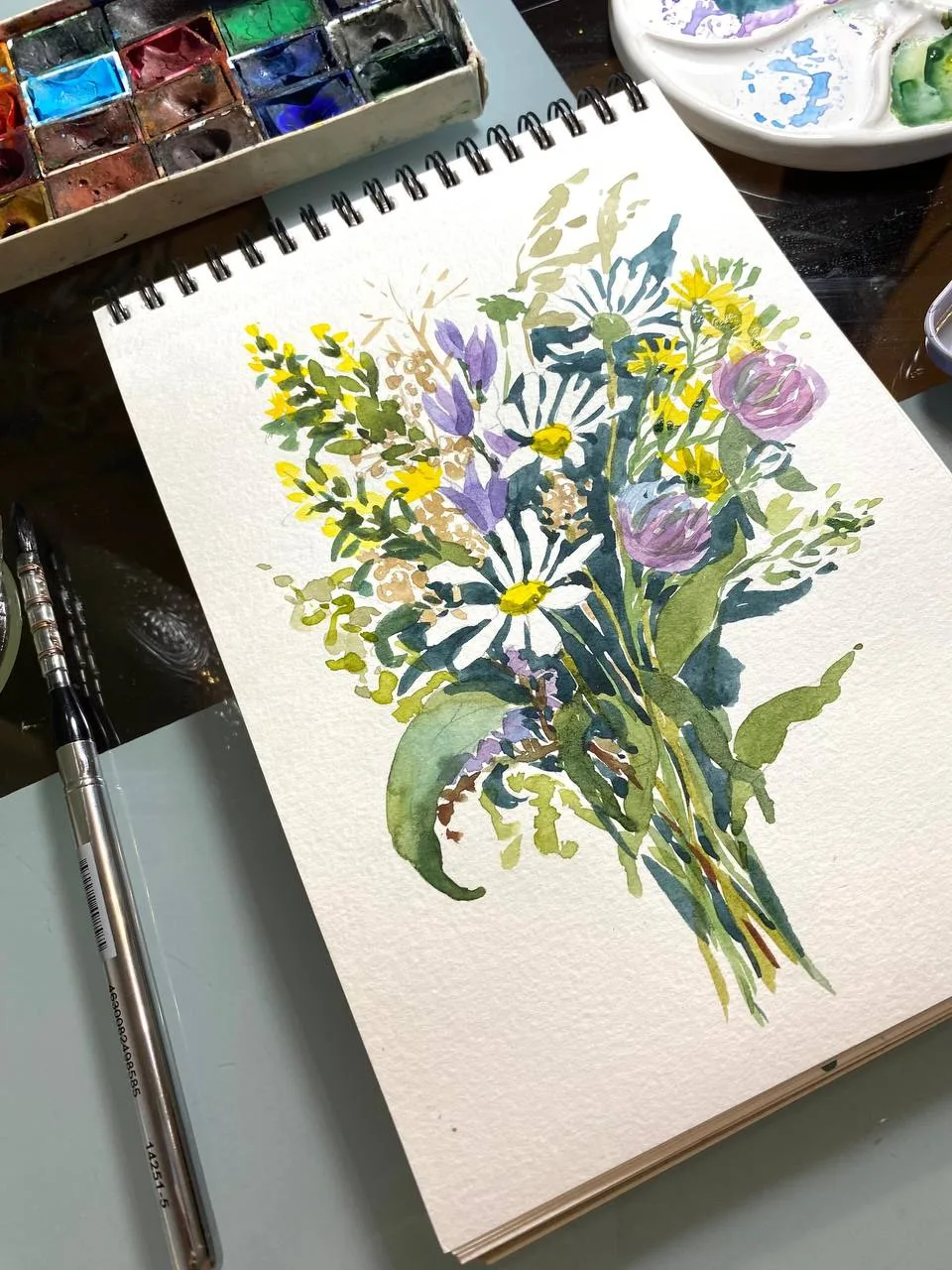🌼 Букет, который не завянет через неделю.
Собрала его не в вазе, а на листе бумаги: немного ромашек