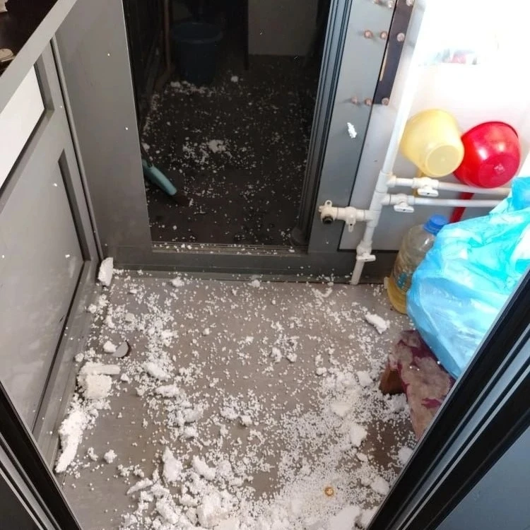 🤬 Дети разгромили общественный туалет в сквере в Южно-Сахалинске  Несовершеннолетние порезвились в о