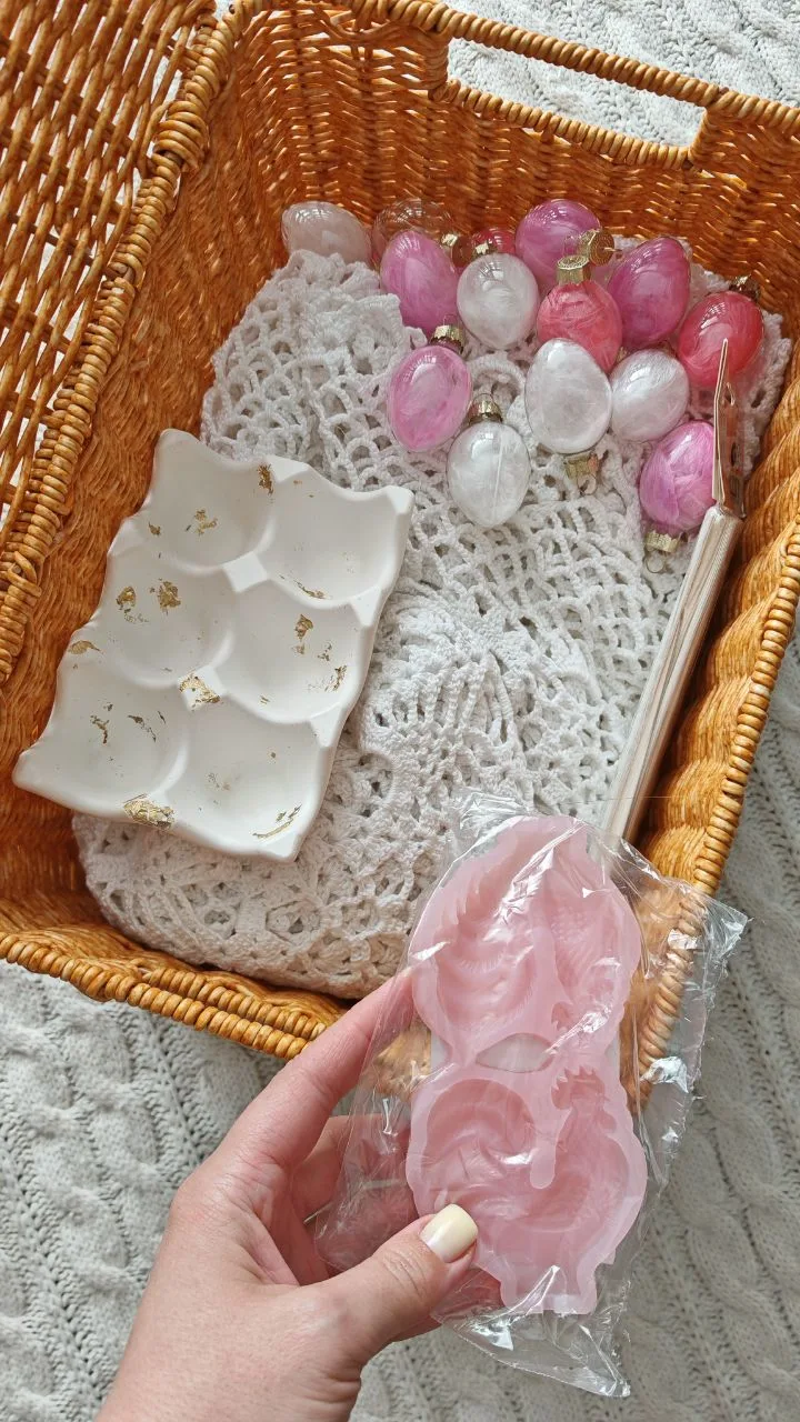А я потихоньку готовлюсь к Пасхе.  Раньше пекла куличи сама, но после переезда, уже второй год подря