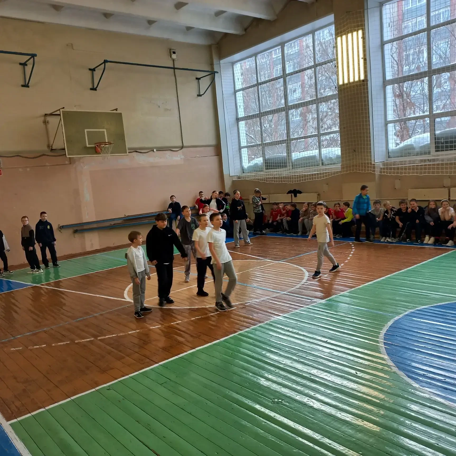 Среди 4 классов прошли соревнования "Перестрелка". Результаты: 1 место -4Б 2 место - 4Д 3 место - 4А