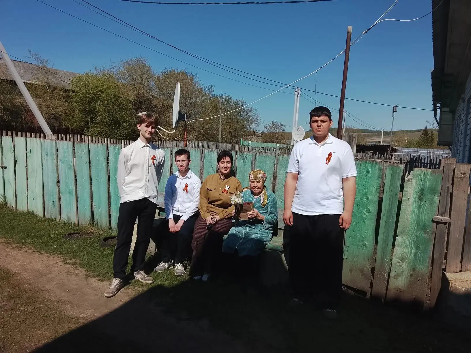 🕊️ Связь поколений: одиннадцатиклассники поздравили тружеников тыла с Днём Победы. 🕊️

В преддвери