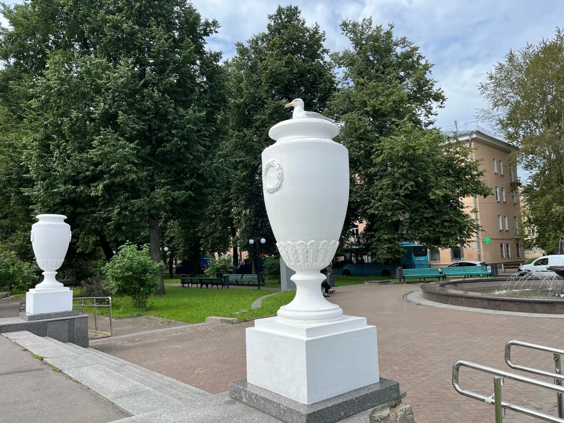 Летний день в Металлострое.

Фонтанный комплекс у Дома культуры имени В.В. Маяковского — один из сим