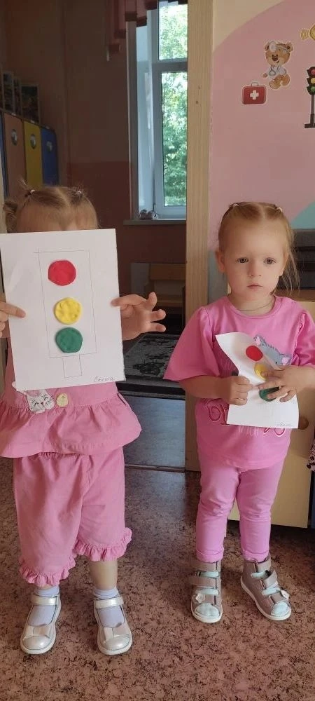 В группе "Ягодка" было организовано увлекательное занятие по созданию аппликации "Светофор". Каждый 