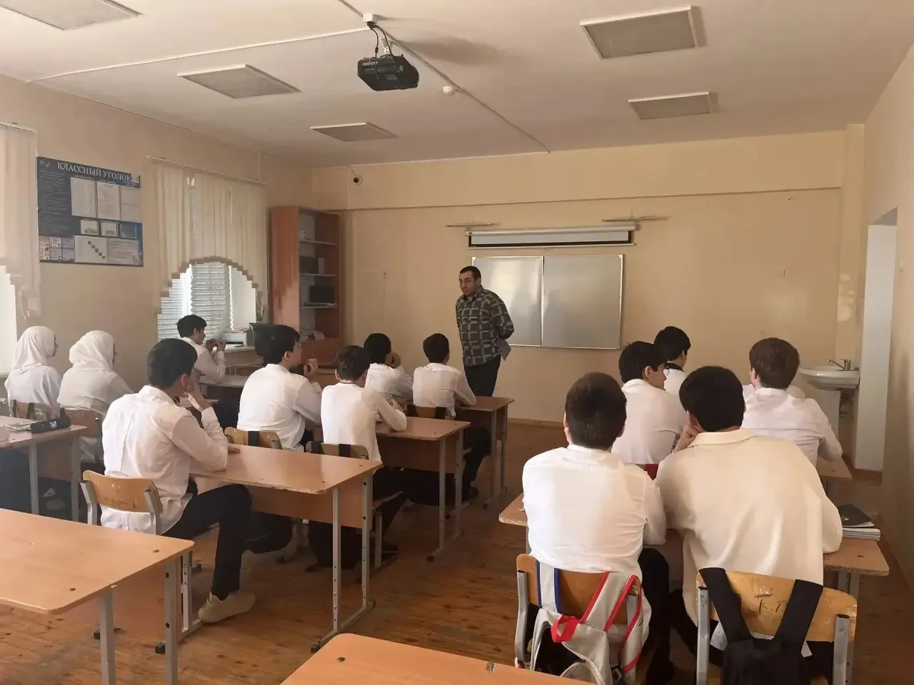 Преподаватель - организатор ОБЗР Солтанов Р.А. провел отработку алгоритма действий при вооруженном н