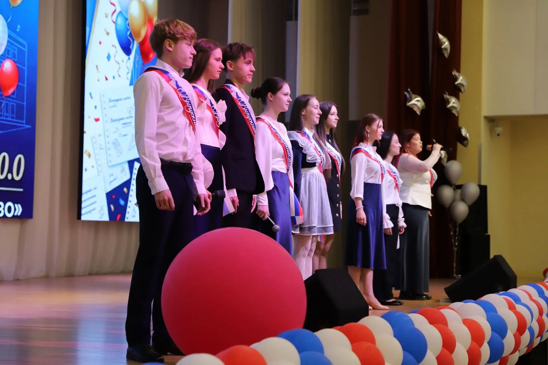 🎓 Ректор ЛЭТИ поздравил выпускников Центра образования «Кудрово» с последним звонком   26 мая ректор