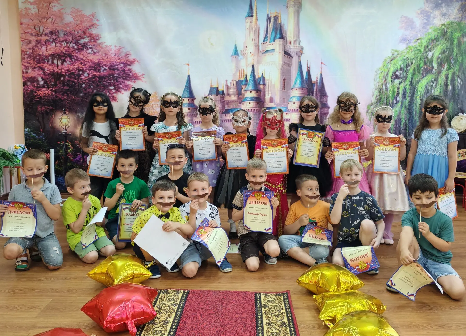 Сегодня в группе «Пчёлки» прошёл наш долгожданный показ мод! 🐝✨

Сколько было улыбок и блеска в гла