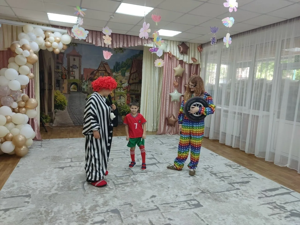 В детском саду прошло яркое представление по ПДД от артистов из Воронежа. Воспитанники ...