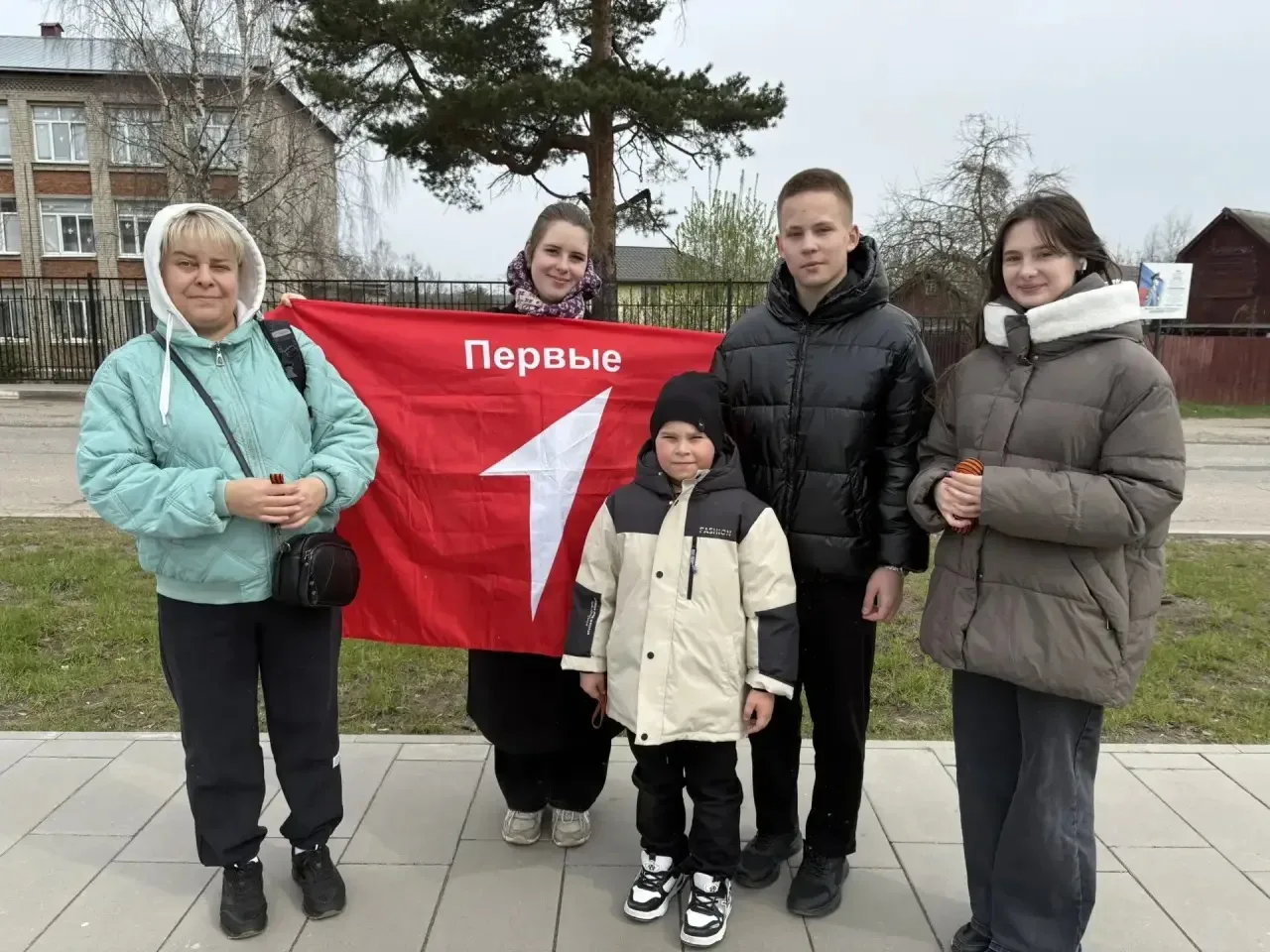 🕊️ Георгиевская ленточка — символ памяти, гордости и благодарности 🎗️  На этой неделе наша школа при