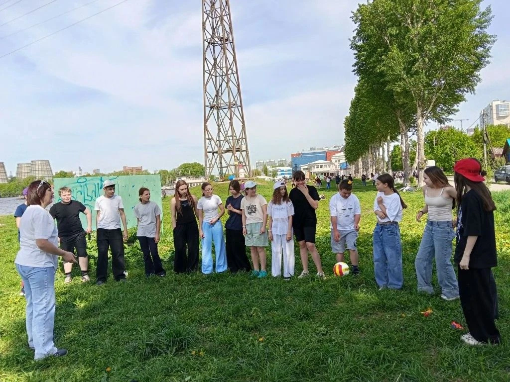 🛑Ученики 6 «Б» класса шумно и весело отметили окончание учебного года на Верх-Исетском пруду. 🔥Ребят