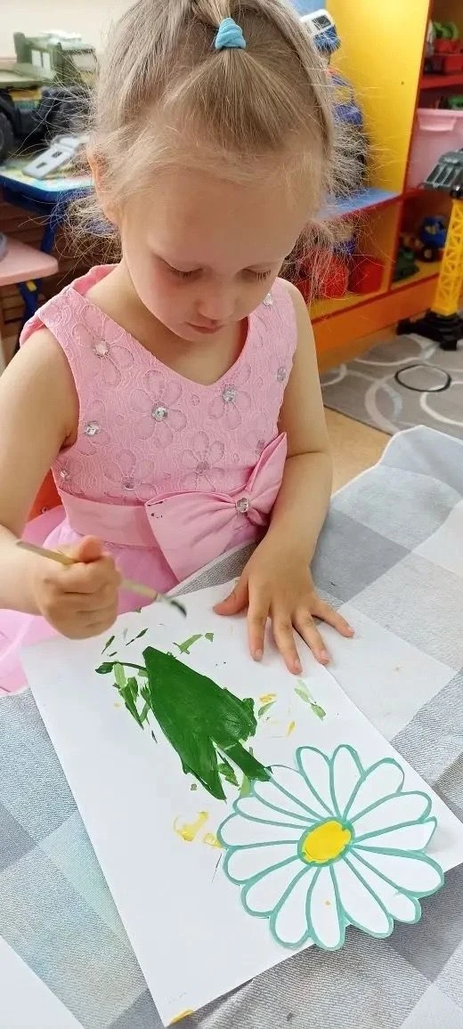 Летнее настроение своими руками! 🎨☀️ Наши малыши создали яркие украшения для группы — ...