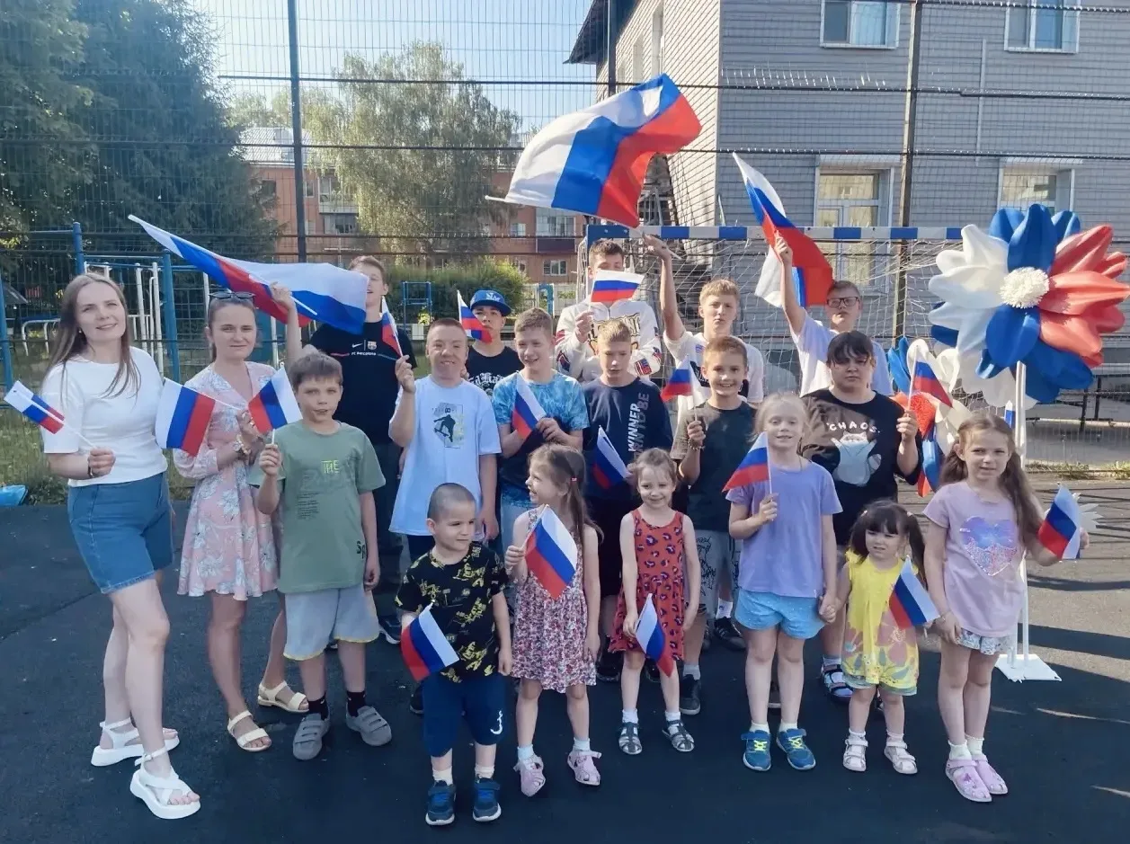 🇷🇺День России сегодня мы все отмечаем,
От чистого сердца всех поздравляем!
И как не бежали бы жизн