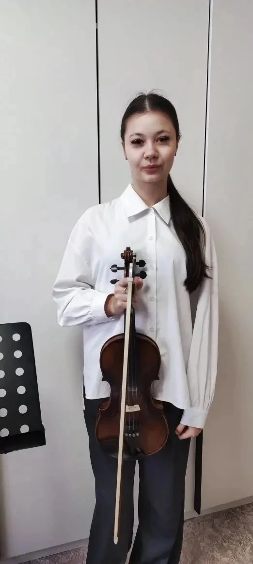 🙌Горшкова Арина, обучающаяся 9 класса отделения оркестровых струнных инструментов Детс...