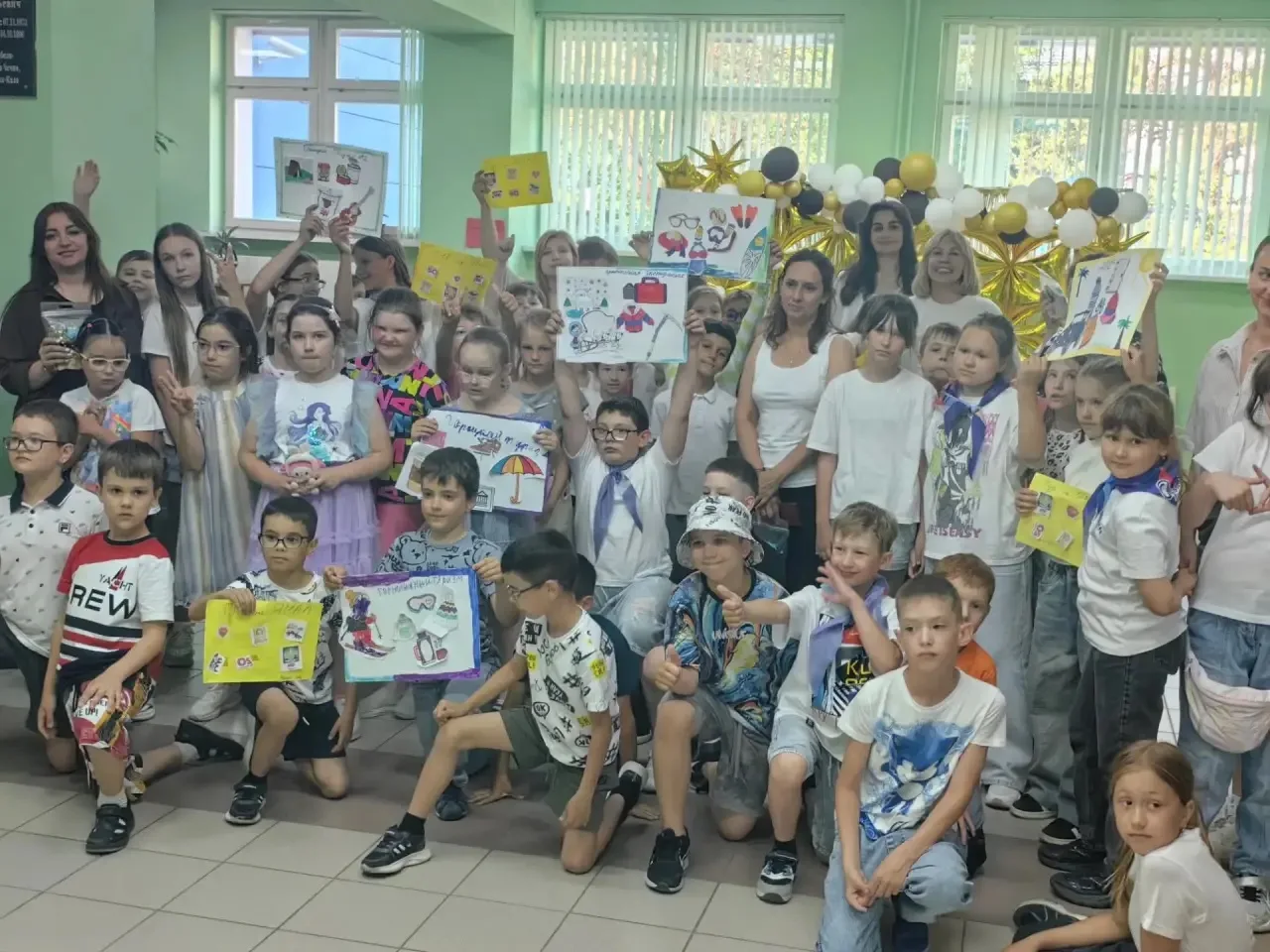 Лето с пользой продолжается!

Специалисты Центра детского творчества вместе с девчонками и мальчишка