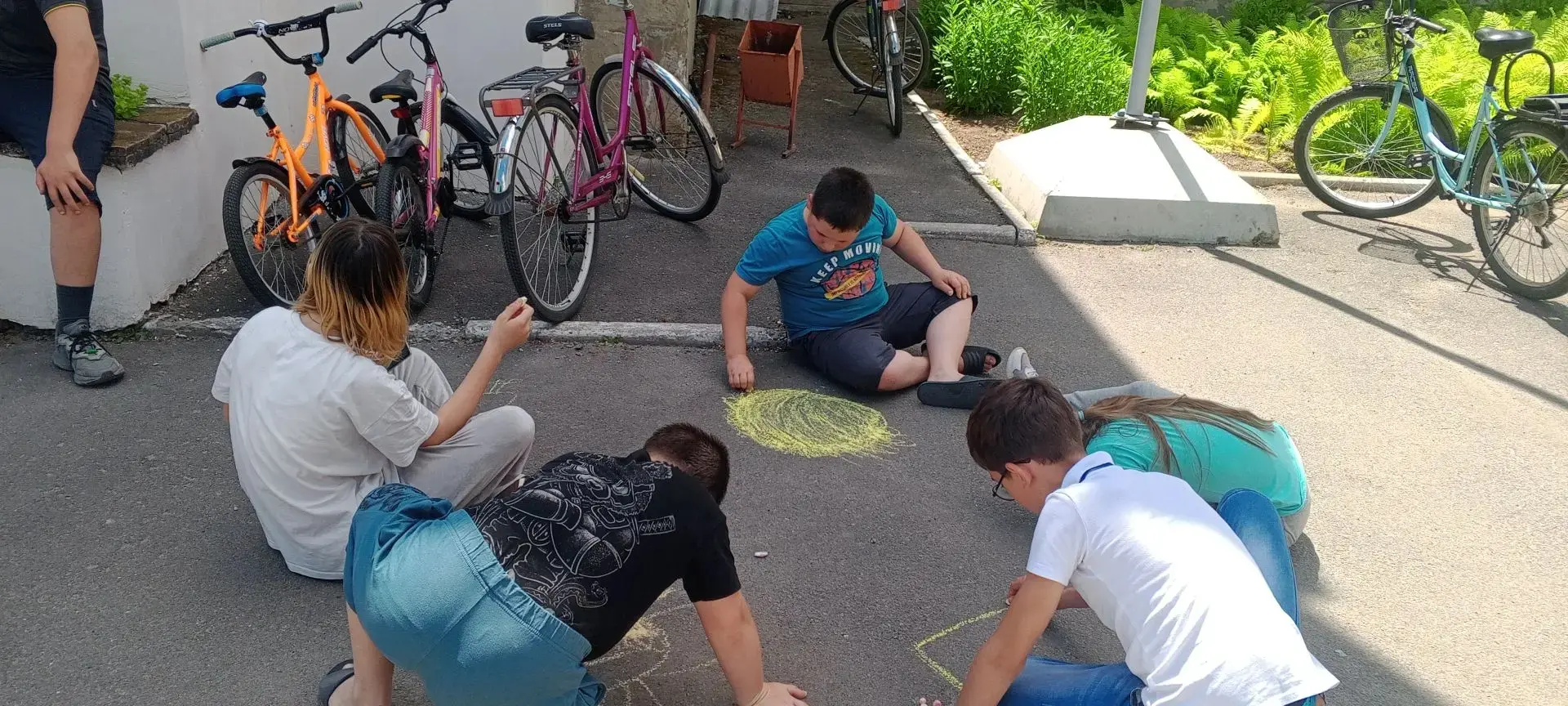 Ребята также поучаствовали в конкурсе: «Рисуем на асфальте». Каждый рисовал все, на что был способен