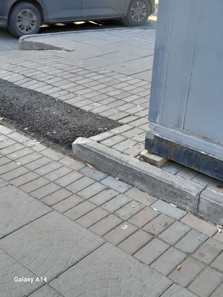 За лето навели порядок на остановках по Боглашке и вот опять.....ДК,,ГОРЬКОГО " установ...