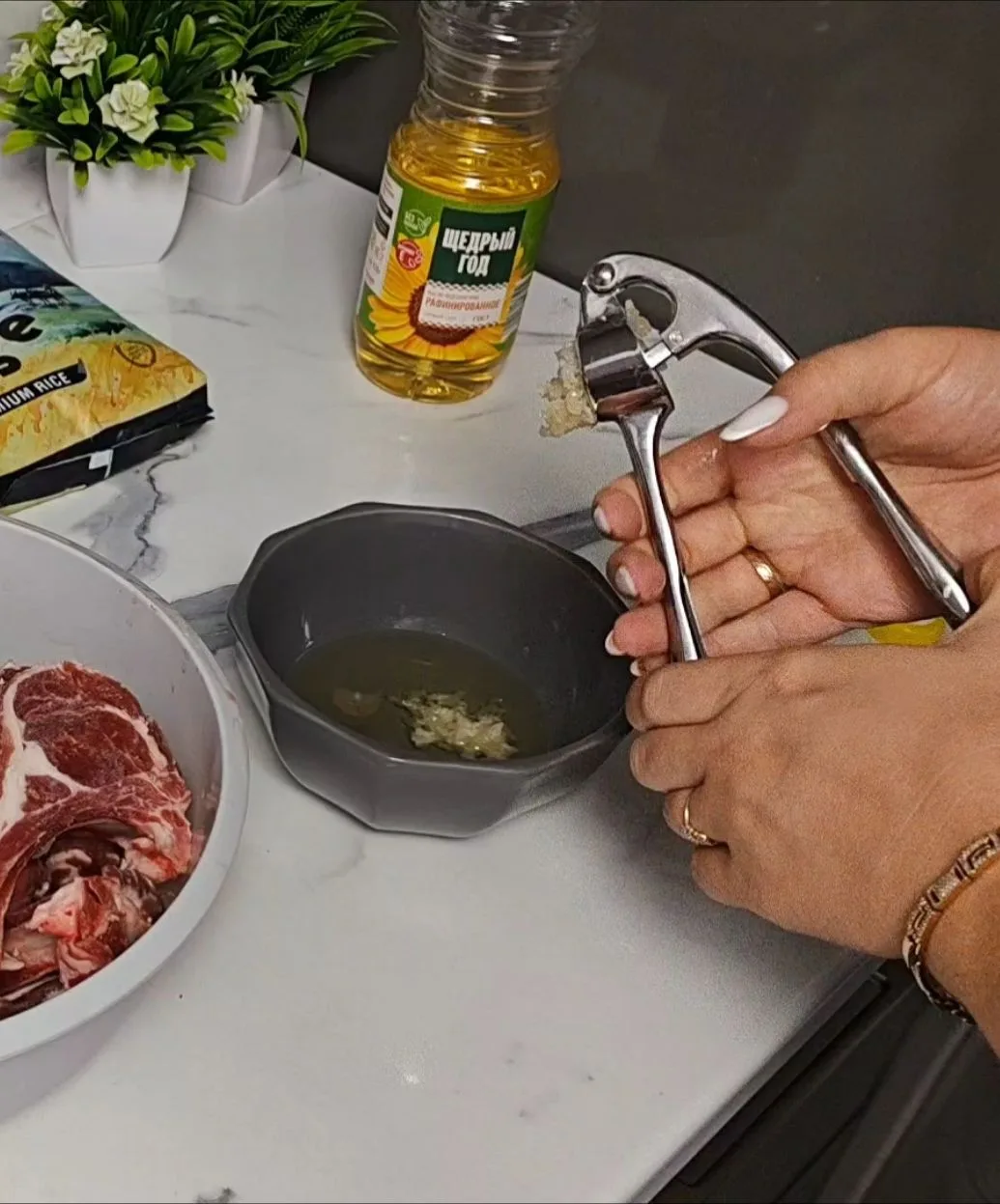 Классная чеснокодавка. Крепкая. Выдавливает весь чеснок 🧄👍