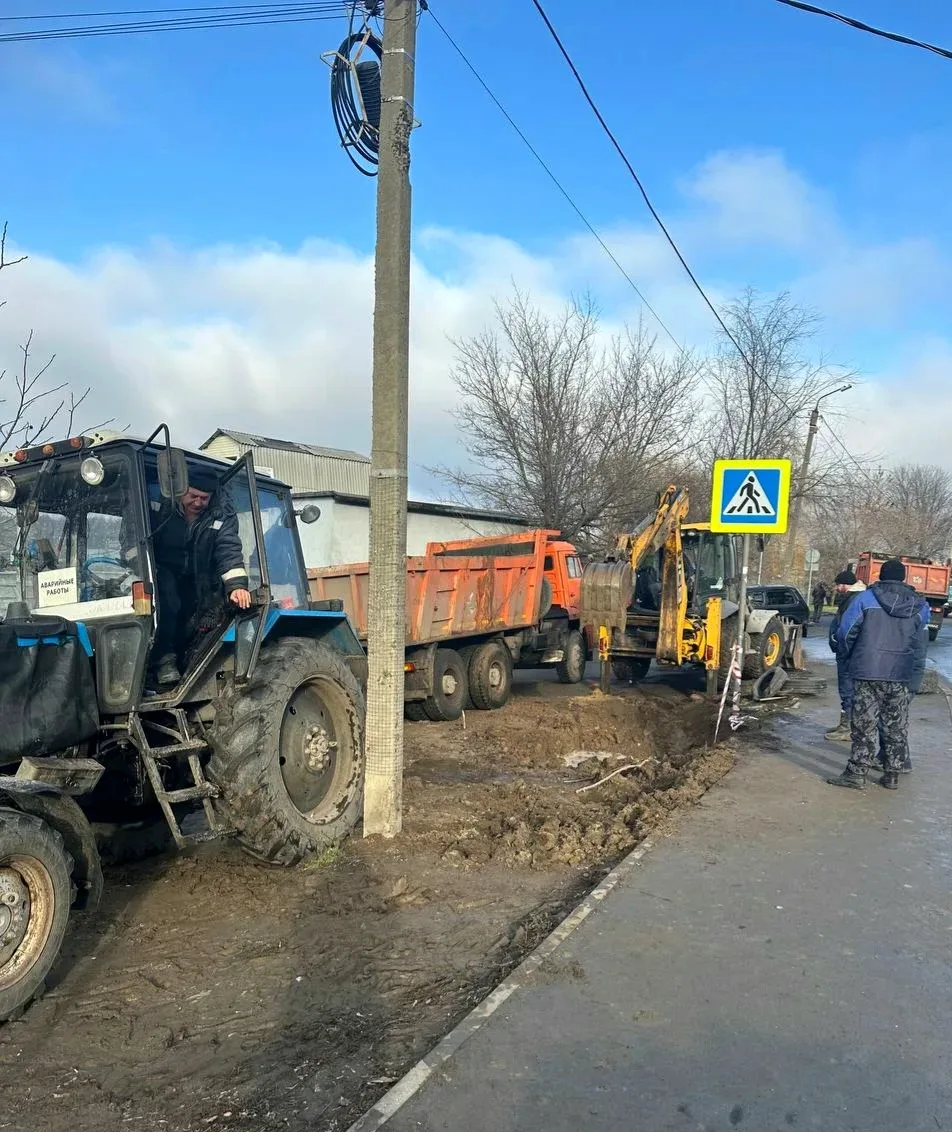 Немного из празднично-трудовых будней. Приступили к ремонту водовода на улице Алой. Что важно: ребят
