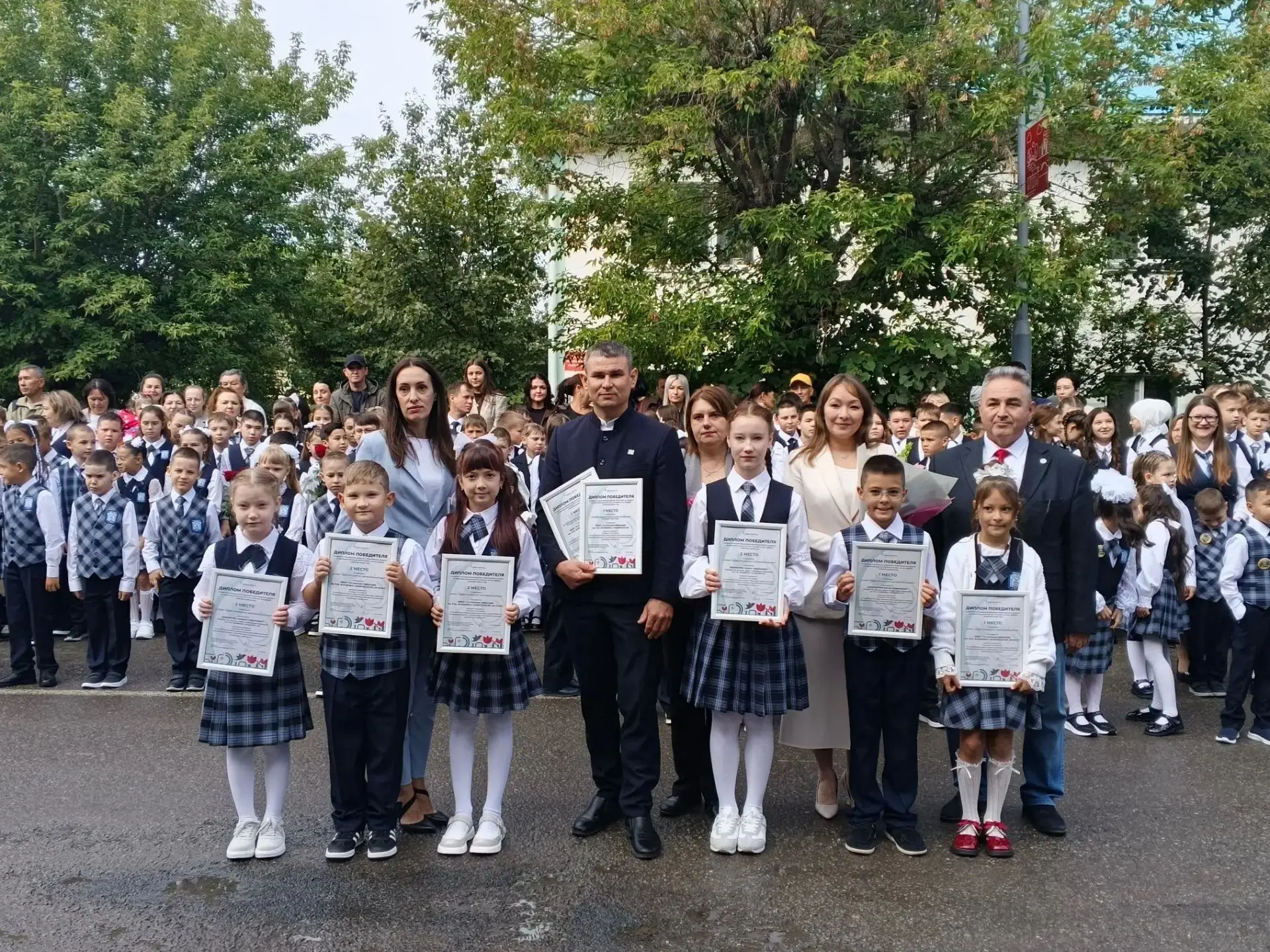 1 сентябрь — Белем дөньясына яңа сәяхәт башы, бу беренче кыңгырау һәм дулкынлану, чәчәк...