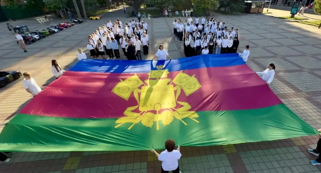 Молодёжь Горячего Ключа устроила яркий флешмоб на центральной городской площади в честь...