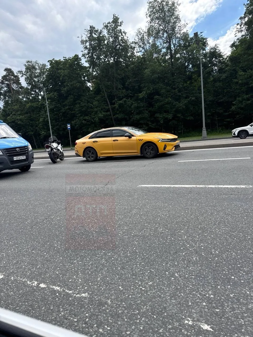 Дата и время: 2026-06-15 12:59:54
ДТП
мот/авто
Ранен
Волоколамское шоссе 24
Пилота забрала скорая.
И