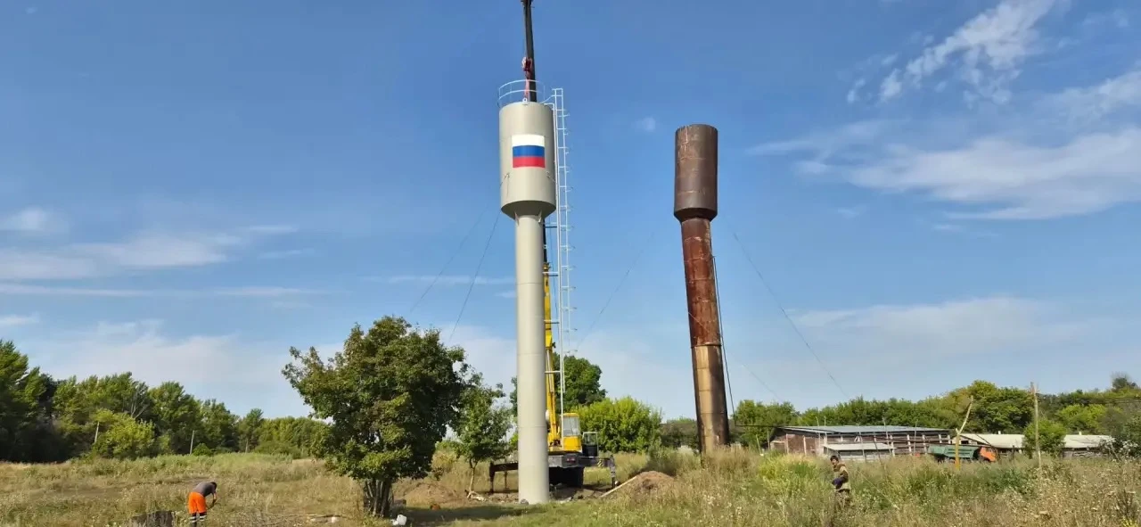 В п. Красные Гривки установлена новая водонапорная башня. Это произошло в рамках участи...